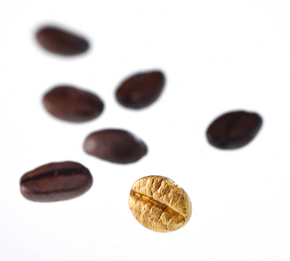 Coffee bean （コーヒー豆）の純金オブジェを実際のコーヒー豆と比較したイメージ by GINZA TANAKA(ギンザタナカ)