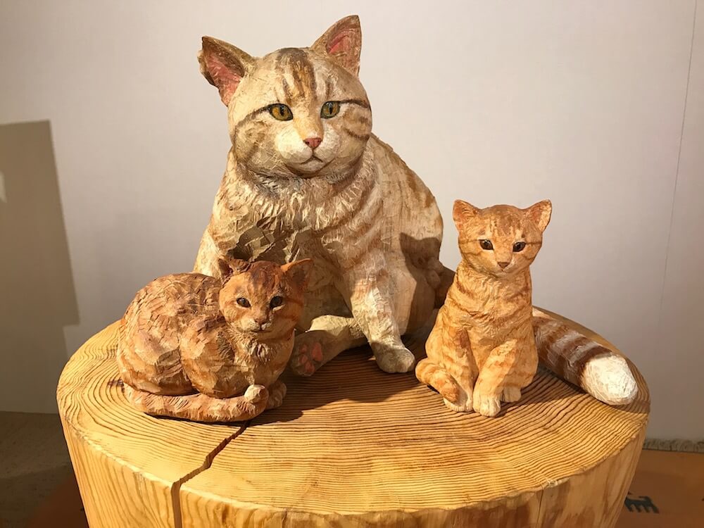 猫の親子の木彫作品 by 「はしもと みお彫刻展」in GINZA TANAKA 銀座本店