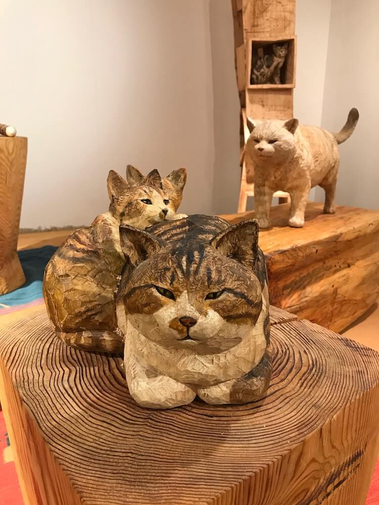 香箱座りをする猫の木彫作品 by 「はしもと みお彫刻展」in GINZA TANAKA 銀座本店