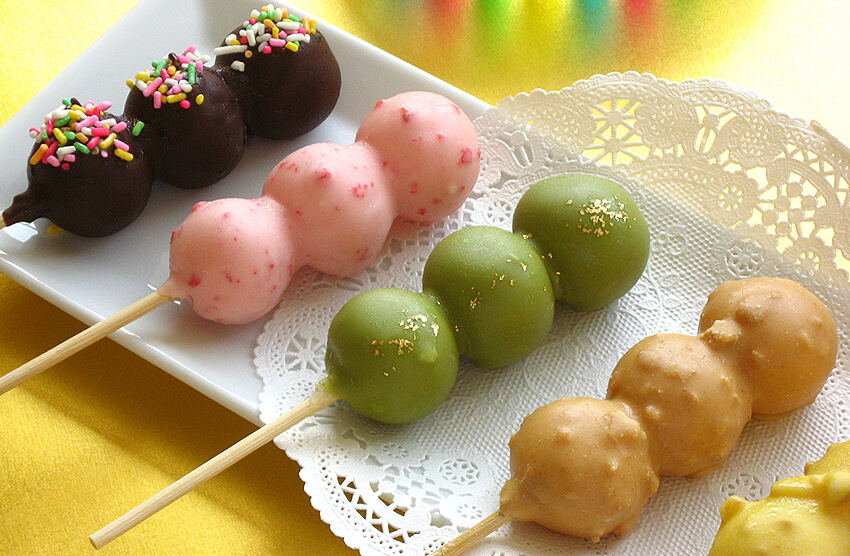 丸八製菓が販売している団子をチョコレートでコーティングした「チョコマント」の製品イメージ