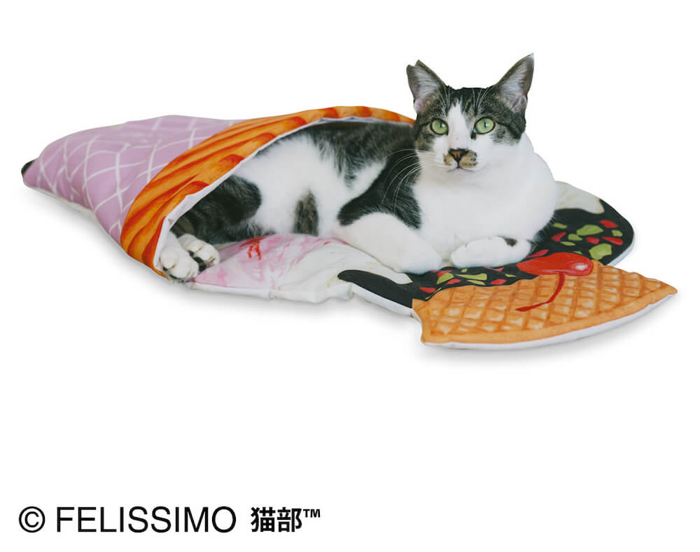 アイスクリーム型の猫用スイーツ布団　製品使用イメージ