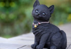 深い黒色が高級感を感じさせるニャ〜老舗の竹材メーカーから竹炭を使ったお座り猫ちゃんが登場