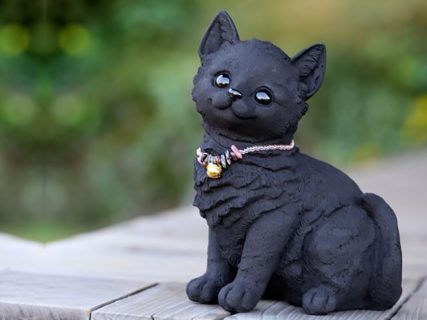 深い黒色が高級感を感じさせるニャ〜老舗の竹材メーカーから竹炭を使ったお座り猫ちゃんが登場