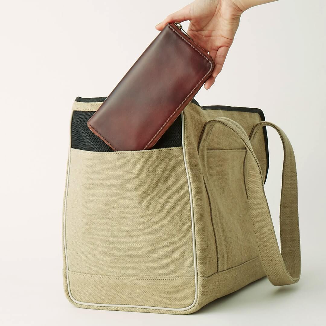 Neko Carry Bag（ネコキャリーバッグ）の大型ポケットに長財布を収納するイメージ