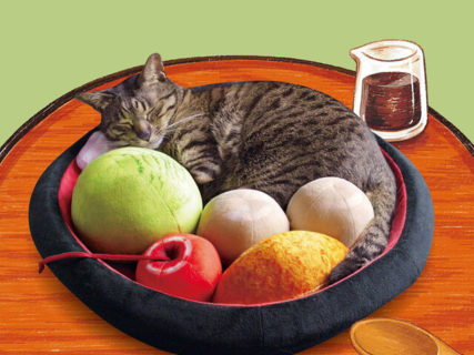 猫が寝るだけで和菓子のできあがり〜♪ 自宅が甘味処になる「あんみつにゃんこクッション」