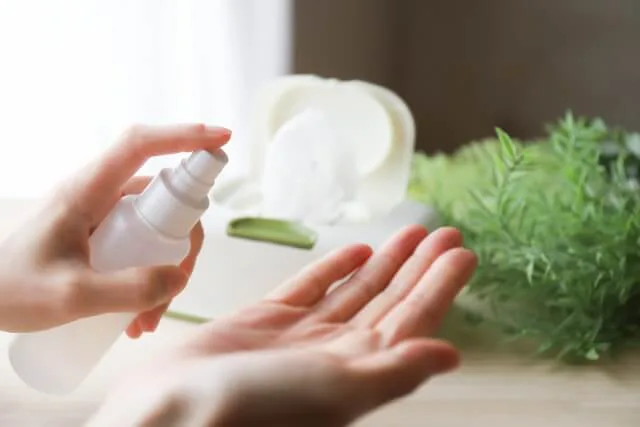 猫の手を握ると泡がモコモコ出てくる 持ち運べるハンドソープディスペンサー 泡にゃん Cat Press キャットプレス