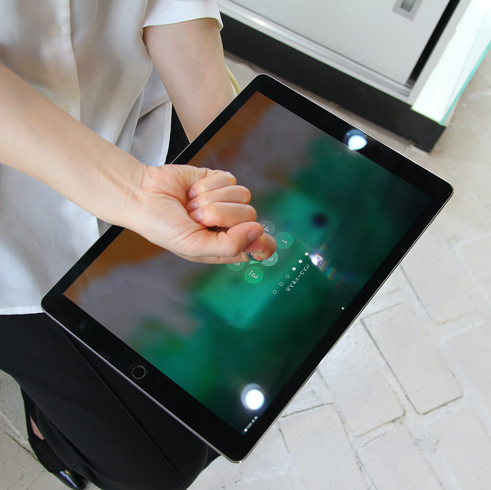 指輪型の非接触グッズ mamotte(マモッテ)でタブレット端末を操作するイメージ