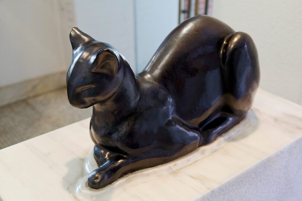 大佛次郎記念館に飾られている大佛次郎が収集した猫の置物