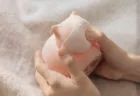 猫も思わず暖を取る…？シリコン素材でやわらかい猫型の湯たんぽ「キャットウォーマー」