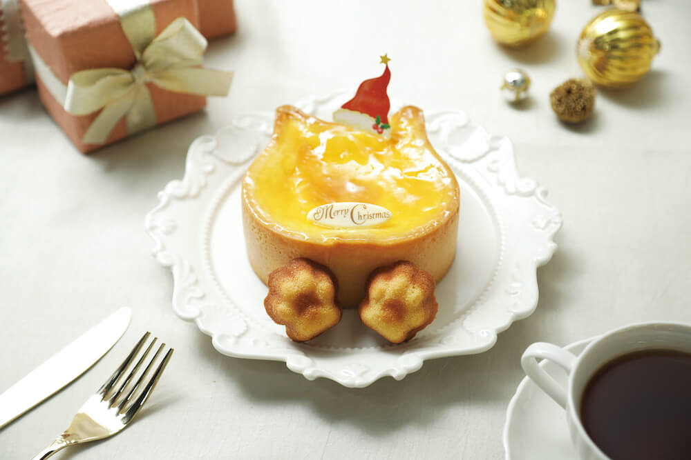 アプリコットジャムを乗せた猫型のクリスマスケーキ「Xmasねこねこチーズケーキ(にくきゅうマドレーヌ2個つき)」 by ねこねこチーズケーキ