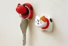 福島生まれの郷土玩具「赤べこ」が猫に…！？ヴィレヴァンから可愛い猫グッズが続々登場