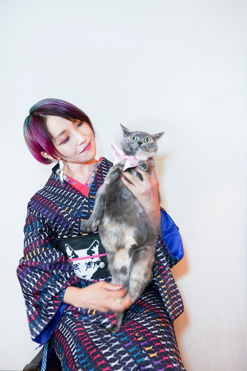 着物を着て愛猫を抱っこするキモノブロガー＆ディレクターのCHOKOさん