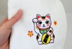 刺繍作家がつくる招き猫ハンドタオルがかわいい！今なら小判に好きな文字を入れられるニャ