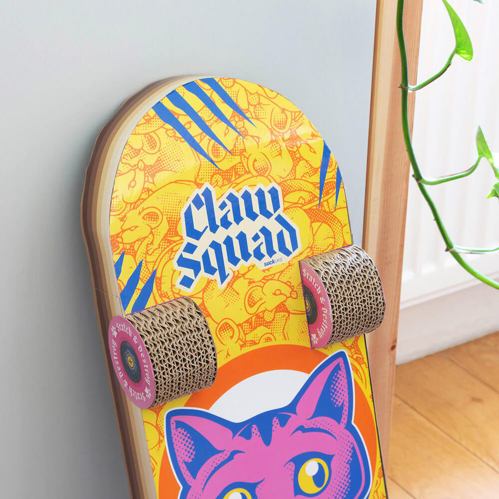 裏側に猫とネズミが描かれているスケボー型の爪とぎ「Cat Scratch Skateboard」