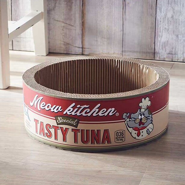 ツナ缶型の爪とぎ猫ハウス「爪とぎ Tuna Can」製品イメージ by #036PETS（オーサムペッツ）