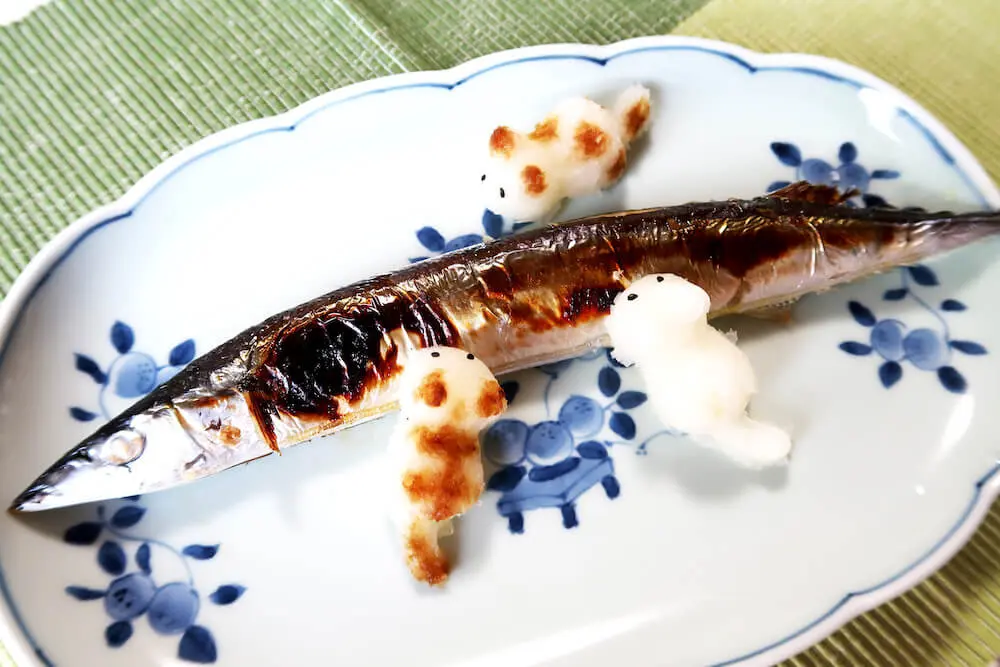 焼き魚にかぶりつく猫を食卓で再現 大根おろしアートが簡単に作れる 大根おろしニャン Cat Press キャットプレス