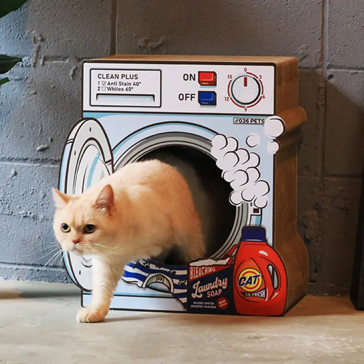 洗濯機型の爪とぎ猫ハウス「爪とぎ Laundry」の中から出てくる猫