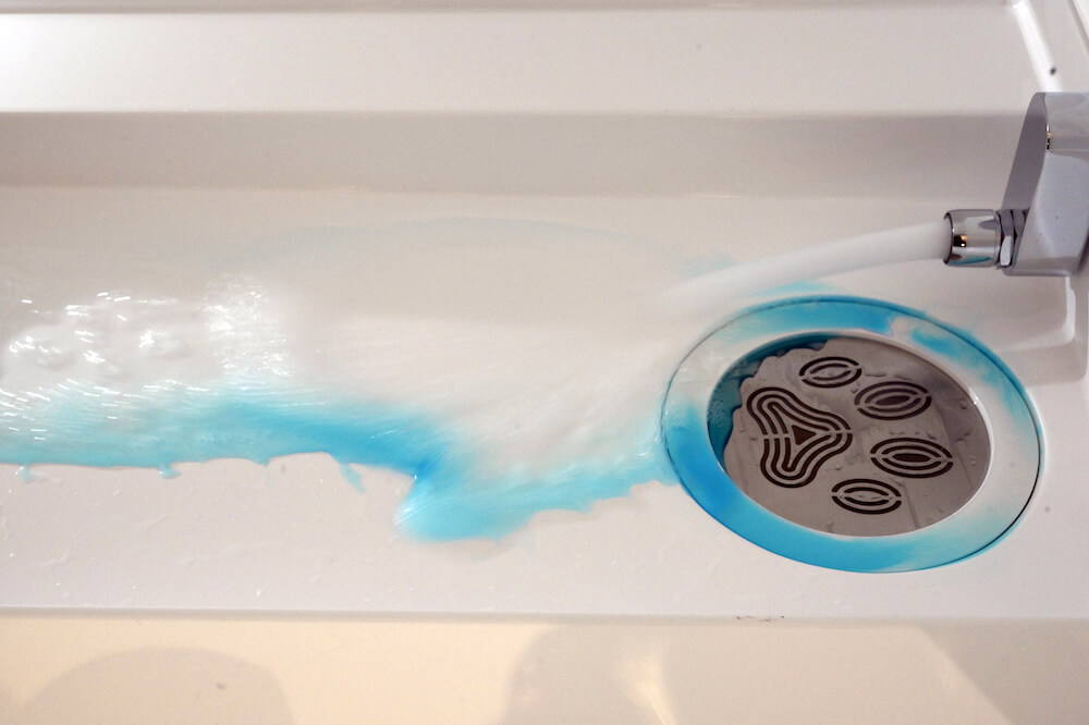 猫専用の自動水栓トイレ「ネコレット」でオシッコを流すイメージ