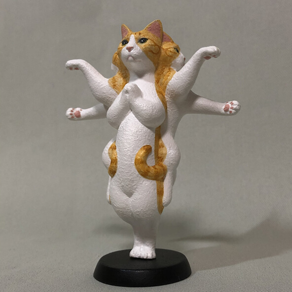 阿修羅のような茶白猫フィギュア by 猫地蔵