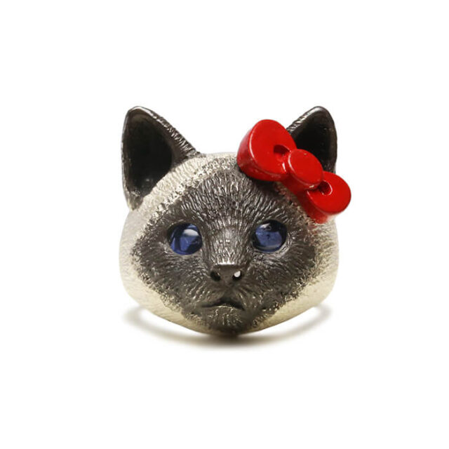 耳にはキティーちゃんの赤リボン付き!現代の名工が作るシャム猫をモチーフにしたアクセサリー Cat Press 耳にはキティーちゃんの赤リボン付き!現代の名工が作るシャム猫をモチーフにしたアクセサリー Cat Press