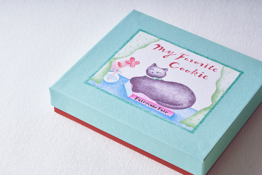 前田ひさえが描いた猫デザインのパッケージ by フェアリーケーキフェアの猫型チョコミントサンドクッキー