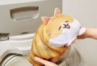 衣類を中に詰めると…ふっくら猫に変身！洗濯ネットや仕分けポーチとして使える猫グッズ「香箱座り猫のお洗濯ポーチ」が登場