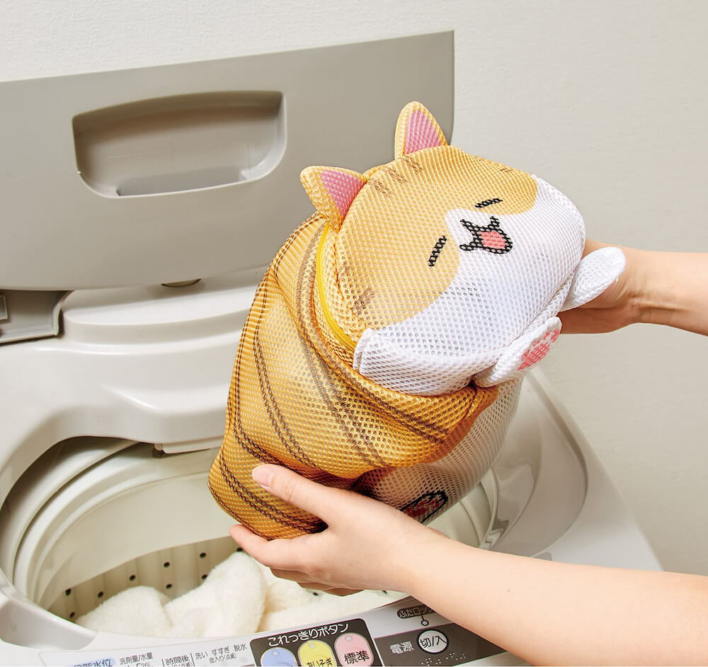 洗濯物を入れると猫のぬいぐるみのようになる洗濯ネット「香箱座り猫のお洗濯ポーチ」
