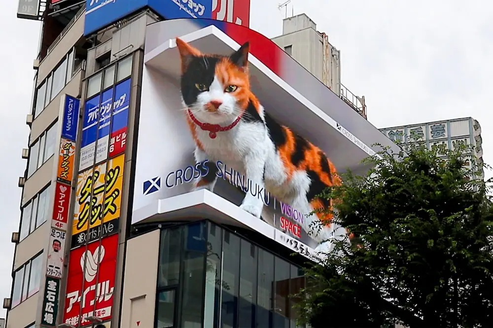 新宿で話題の巨大猫がねこ用軽自動車「にゃっさんデイズ」に乗って登場