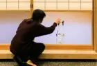 人間が近づくと猫が現れる！ガラス越しに猫と遊んでいるような体験ができる「猫見障子」