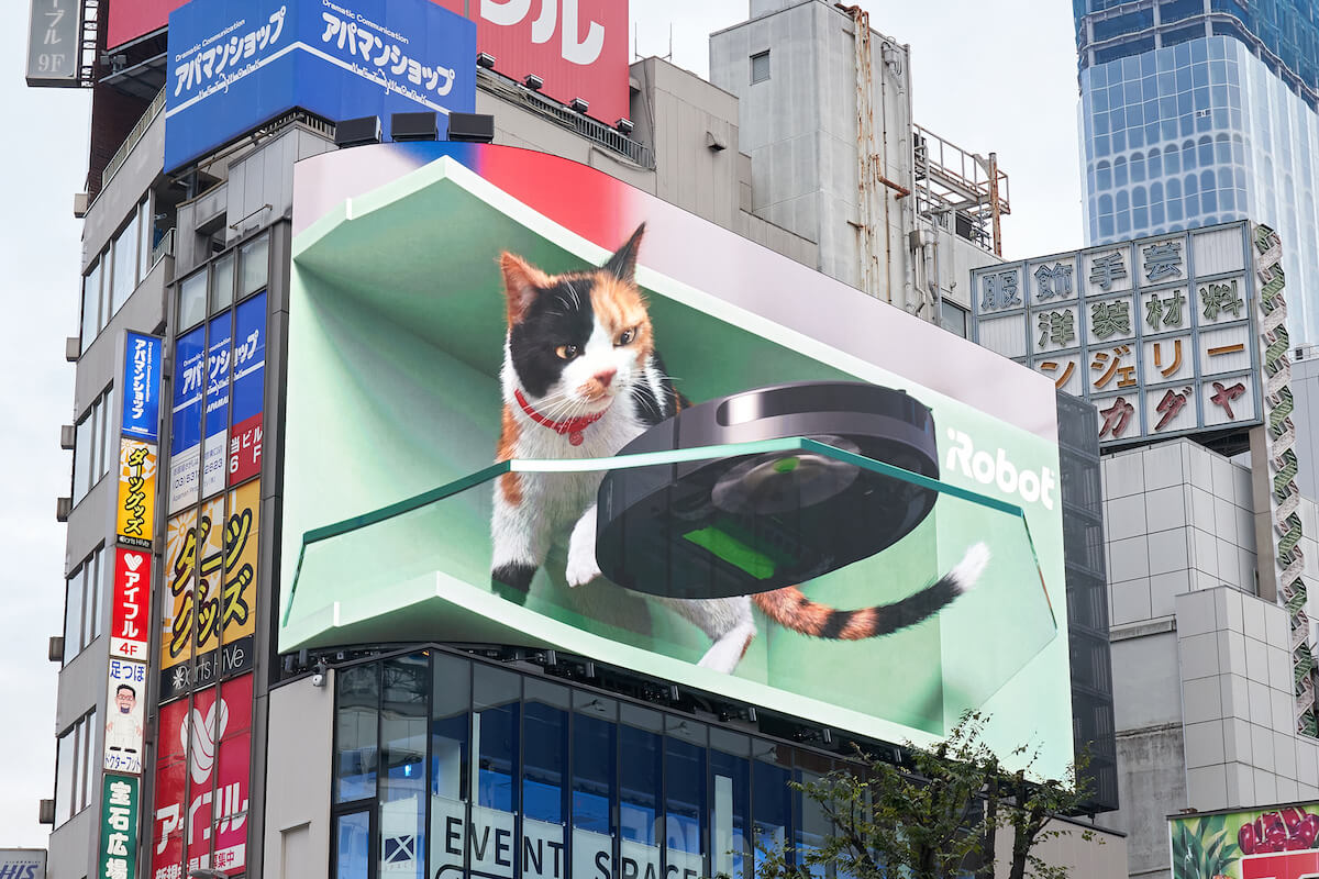 巨大猫がルンバにおそるおそる触る映像 by クロス新宿ビジョン