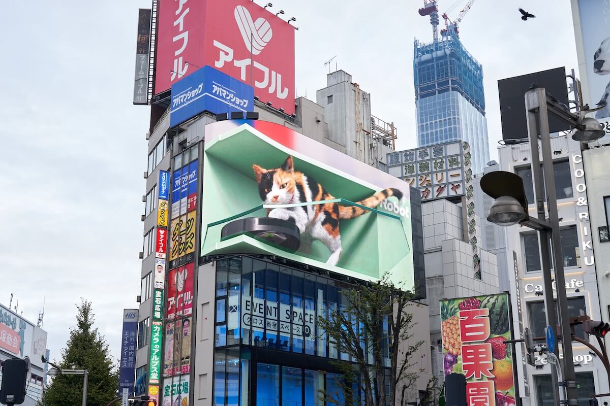 巨大ルンバと『新宿東口の猫』の初共演立体映像『#ネコにルンバを』