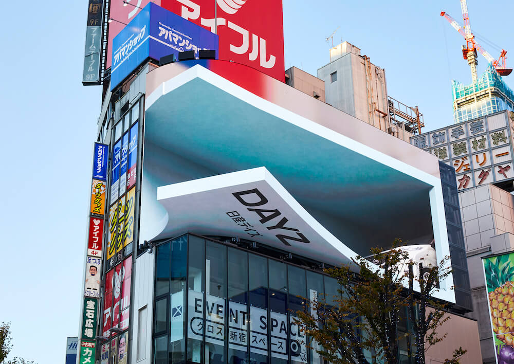 クロス新宿の街頭ビジョンに表示されるねこ用軽自動車「にゃっさんデイズ」