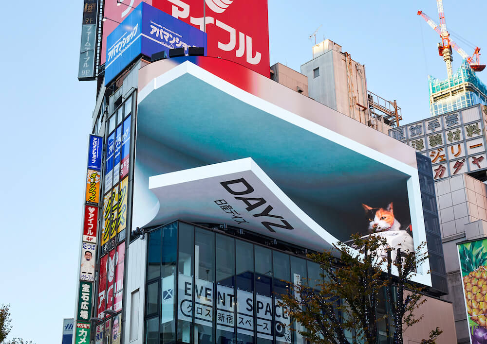ねこ用軽自動車「にゃっさんデイズ」の中から顔を出す巨大猫 by クロス新宿の街頭ビジョン