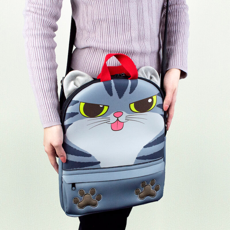 猫デザインの子供用パソコンケース「キッズPCバッグ DX 猫 おともにゃん」ショルダーで肩に掛けて持ち運ぶイメージ