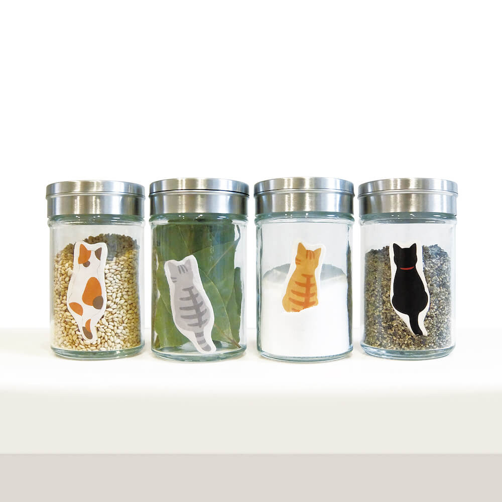 猫の後ろ姿がデザインされたシリカゲル乾燥剤「サラリカ」を調味料の容器に入れたイメージ