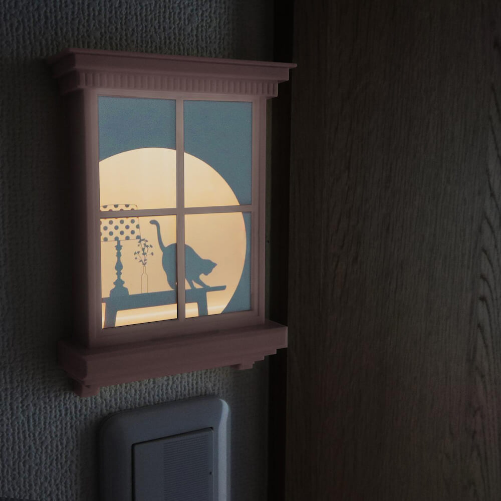 窓枠に猫のシルエットが浮かび上がる間接照明「LIGHT ROOM」の使用イメージ