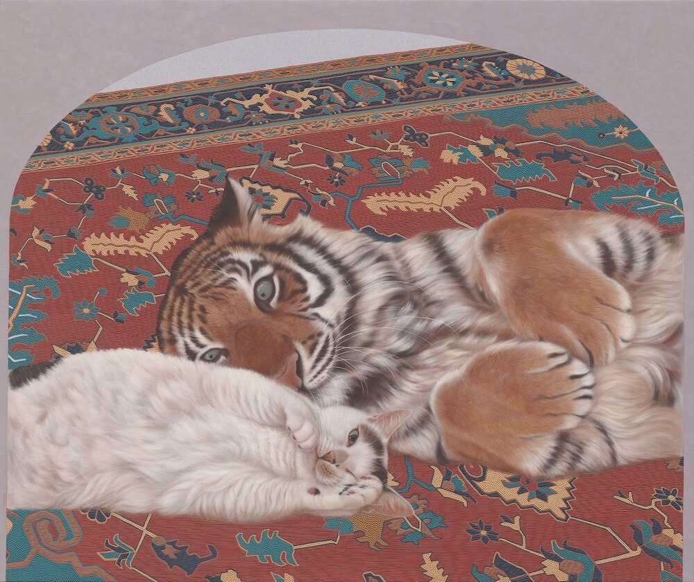 お腹を見せて寝転ぶ猫と虎の絵画作品「主角」 by 台湾のネコ描き作家チン・ペイイ