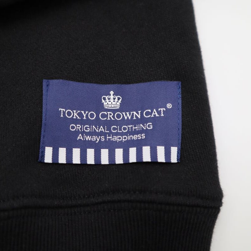 猫パーカーの左下裾にあるTOKYO CROWN CATのオリジナルタグ