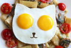 卵の黄身がニャンと猫の目に…！ねこ型の目玉焼きが作れる「エッグ モールド キャット」