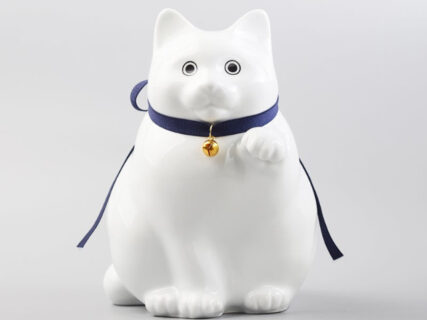 飾ってお金も貯まる愛嬌たっぷりのぽっちゃり猫、肥前吉田焼で作った陶器「へそくりの招き猫」