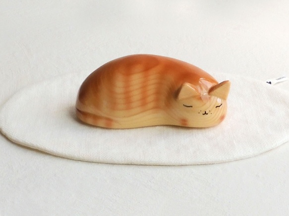 猫の置物「眠り猫（薄茶トラ）」by 工房西岡