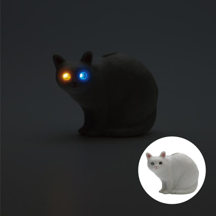 カプセルトイフィギュア「暗闇の猫達」白猫の目を光らせたイメージ