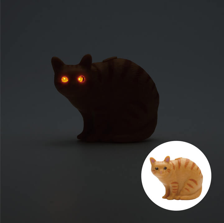 カプセルトイフィギュア「暗闇の猫達」茶トラ猫の目を光らせたイメージ