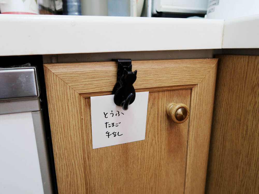 猫型クリップでメモを挟んだイメージ by キッチン収納グッズ「扉クリップフック」