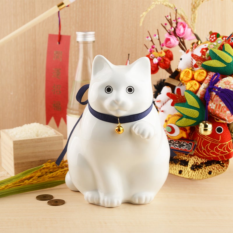 肥前吉田焼の招き猫型貯金箱（ホワイトカラー）をお店に飾ったイメージ by KataKoto（カタコト）