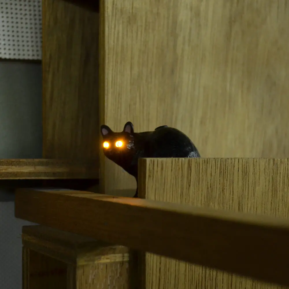 スイッチを押すと猫の目がキラーンと光る！魅惑のフィギュア「暗闇の猫