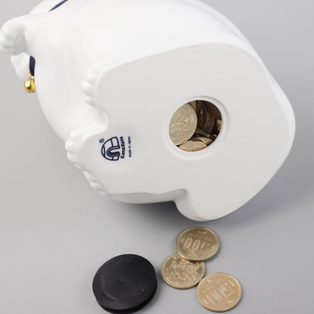 肥前吉田焼の招き猫型貯金箱（ホワイトカラー）は本体の底からお金を取り出せる