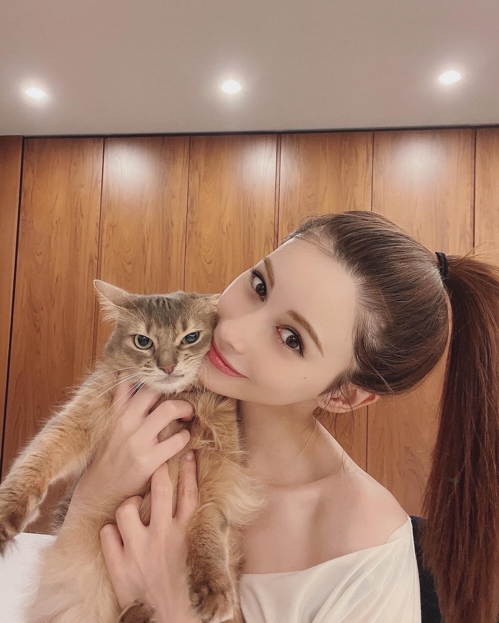 愛猫のジジ吉を抱っこするタレントのダレノガレ明美