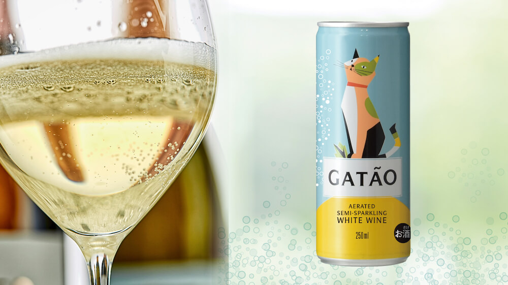 弱発泡性の猫ラベル缶ワイン「ガタオCAN（Gatao CAN）」をグラスに注いだイメージ