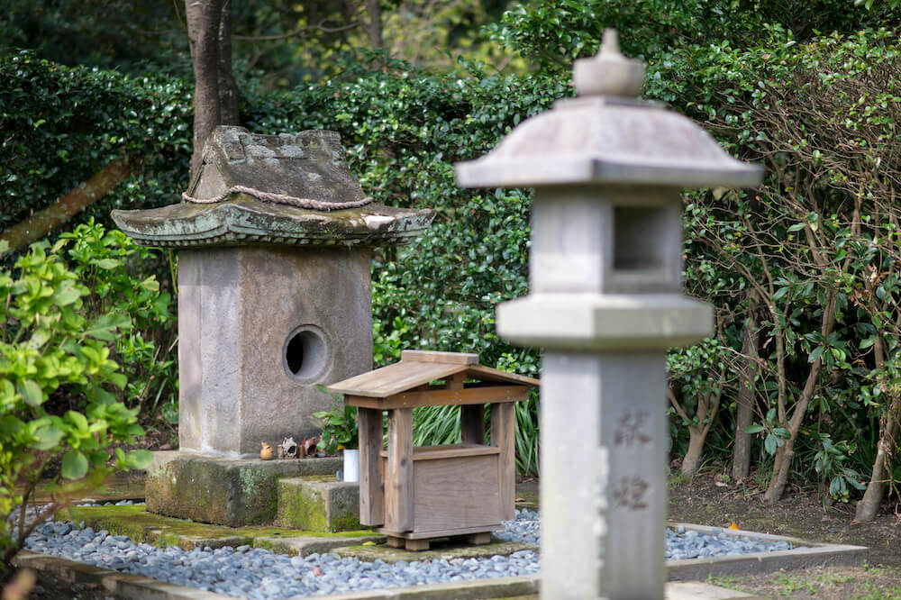 島津義弘によって2匹の猫が祀られた「猫神社（ねこがみしゃ）」 in 仙巌園（磯庭園）